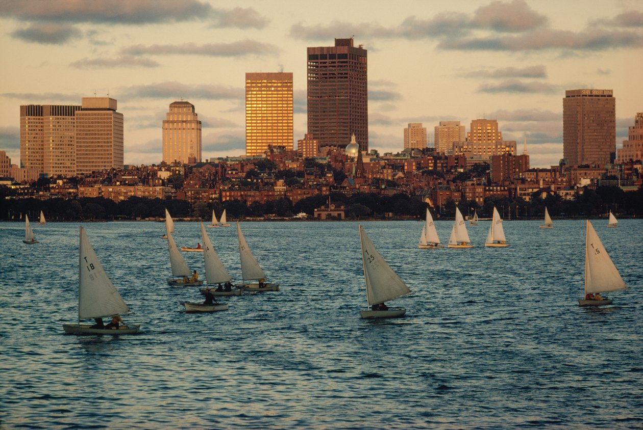 Segelboote bei Sonnenuntergang im Charles River Basin, unterhalb von Beacon Hill von Ted Spiegel