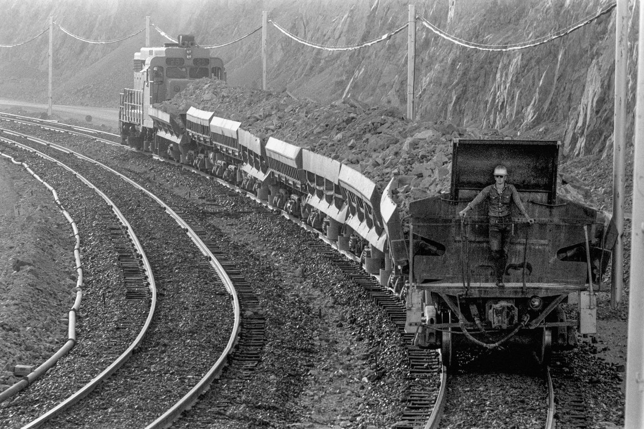 Zug transportiert Kupfererz von der Mine zur Schmelze bei der Phelps Dodge Schmelze in Douglas, Arizona von Ted Spiegel