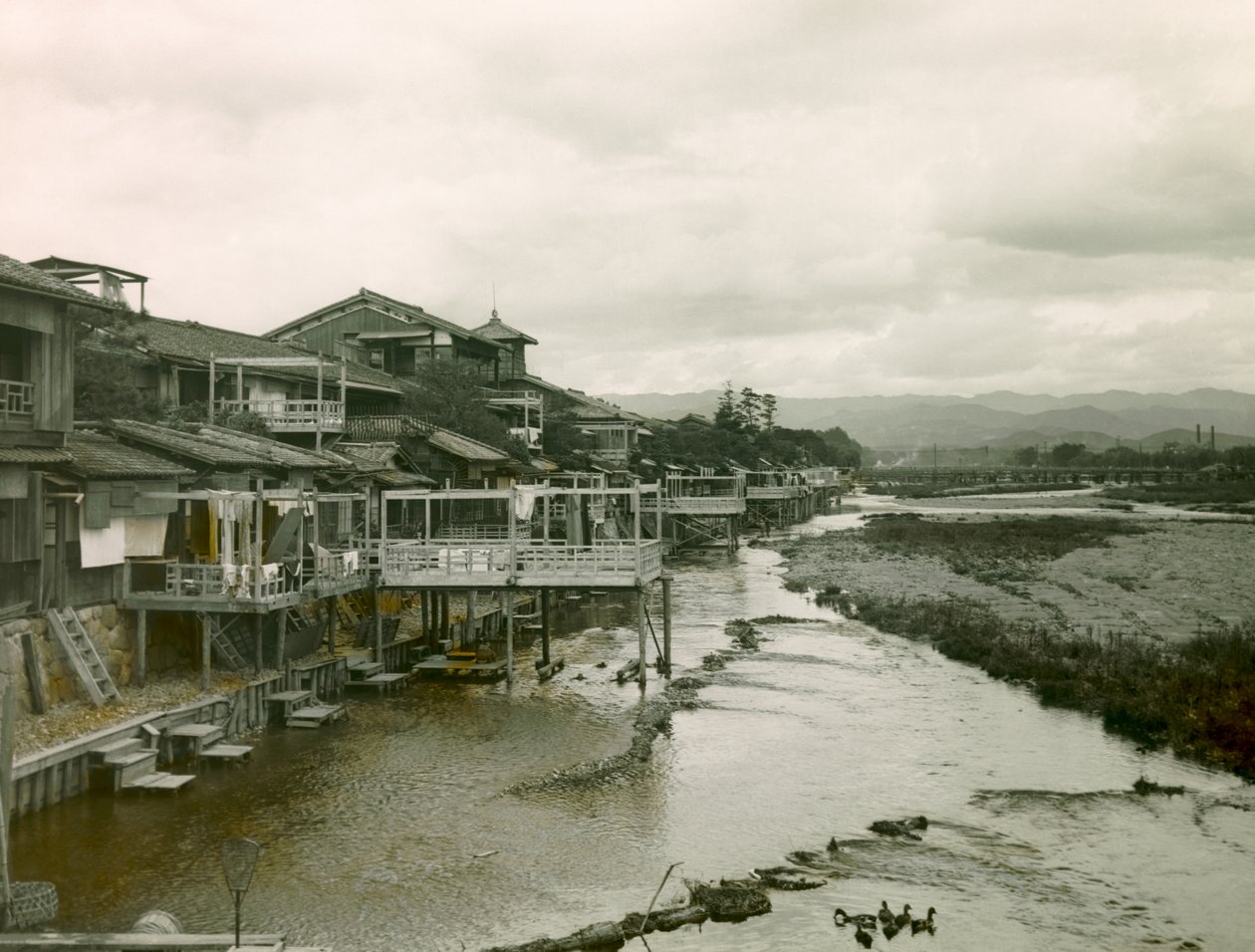 Haus am Kamo-Gawa-Fluss nahe Kyoto, um 1900 - 1915 von Teijiro Takagi