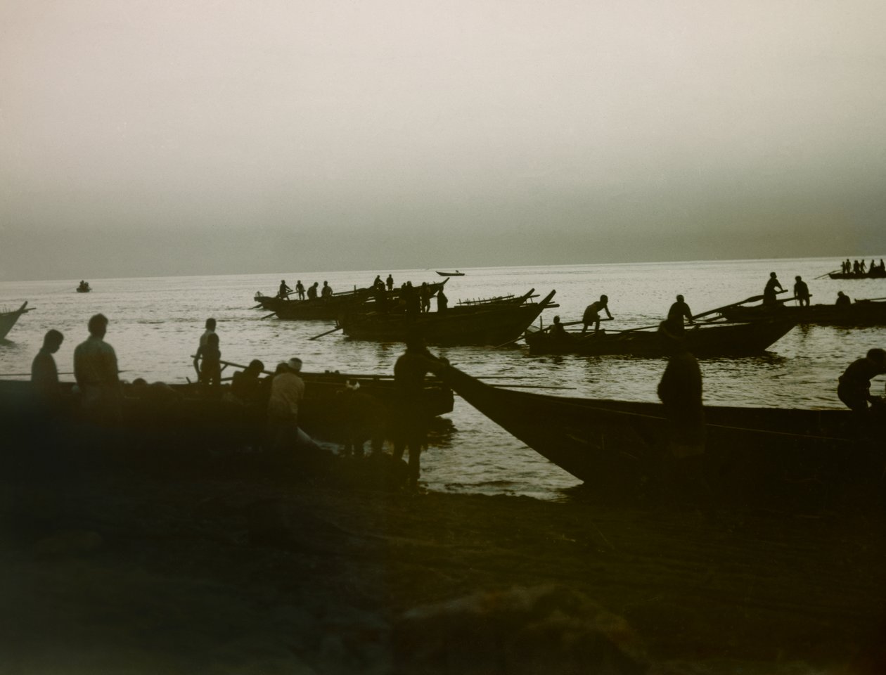 Japanischer Fischer auf See, um 1900 - 1915 von Teijiro Takagi
