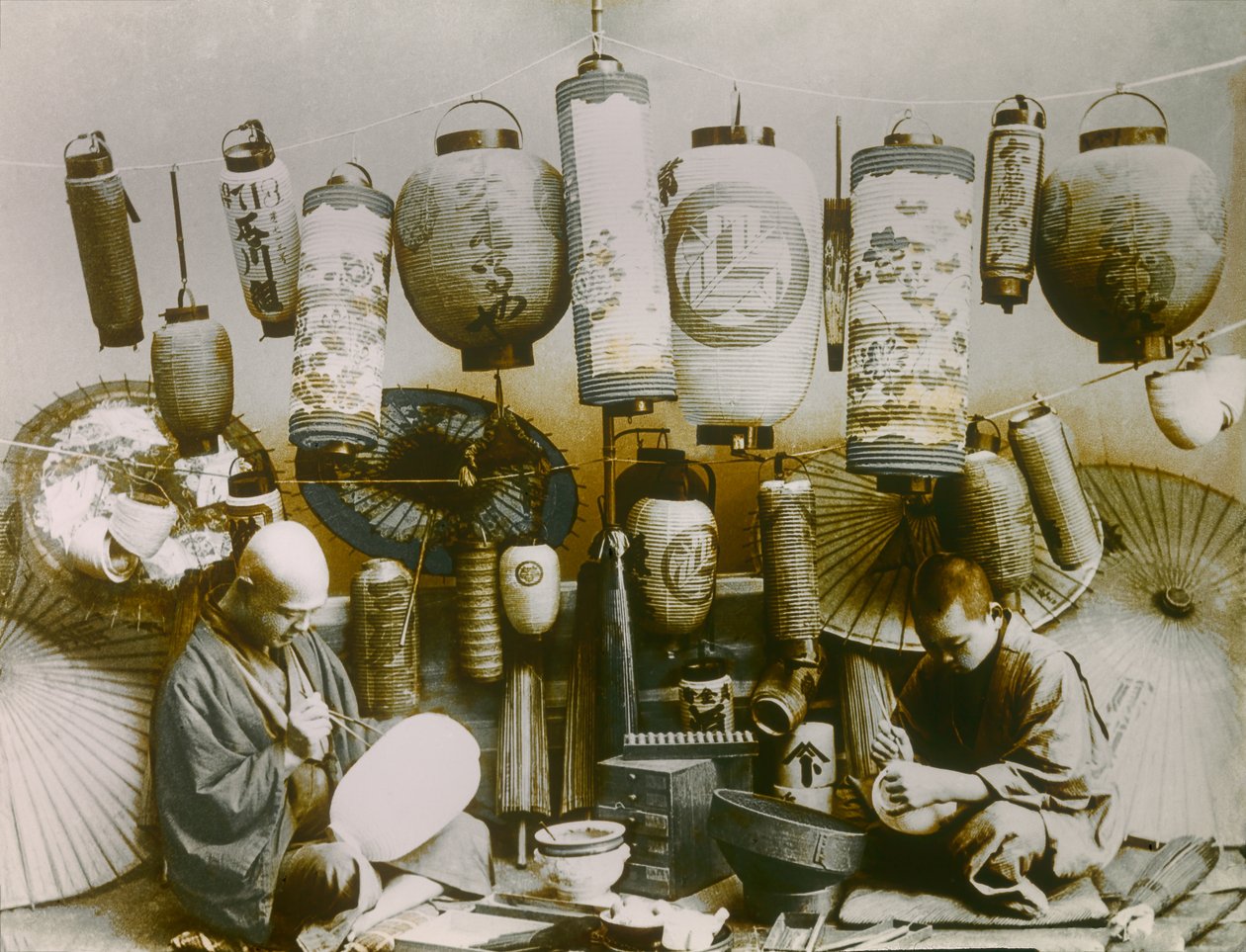 Porträt eines japanischen Laternen- und Sonnenschirmmachers, um 1900 - 1915 von Teijiro Takagi
