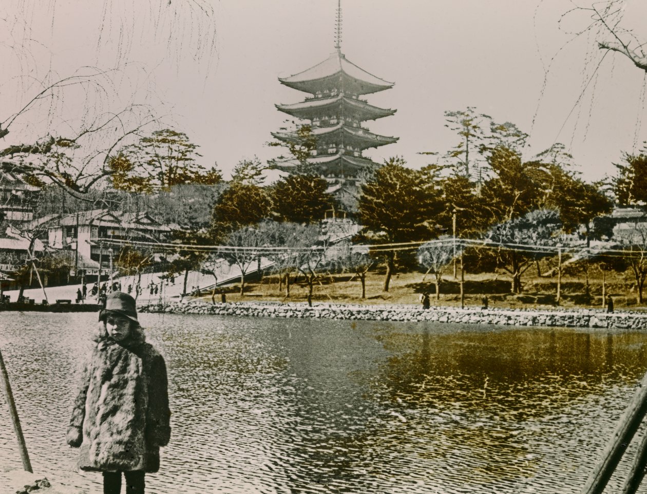 Porträt eines jungen Japaners vor einer Pagode in Tokio, um 1900 - 1915 von Teijiro Takagi