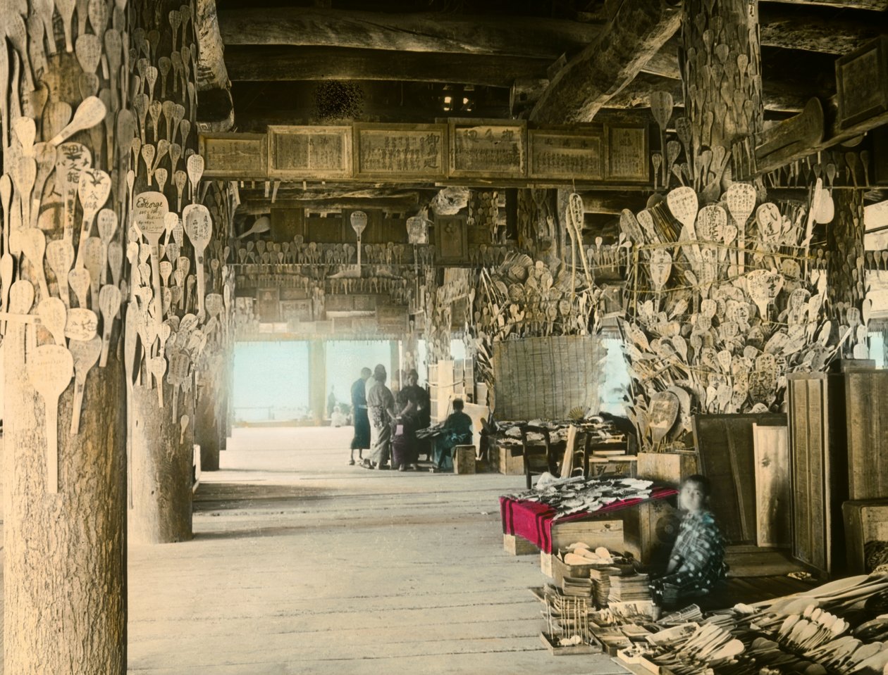 Reislöffelverkäufer im Tausend-Tatami-Pavillon, Miyajima, um 1900 - 1915 von Teijiro Takagi