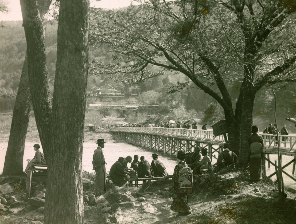 Blick auf die Togetsukyo-Brücke über den Katsure-Fluss in Arashiyama, um 1900 - 1915 von Teijiro Takagi