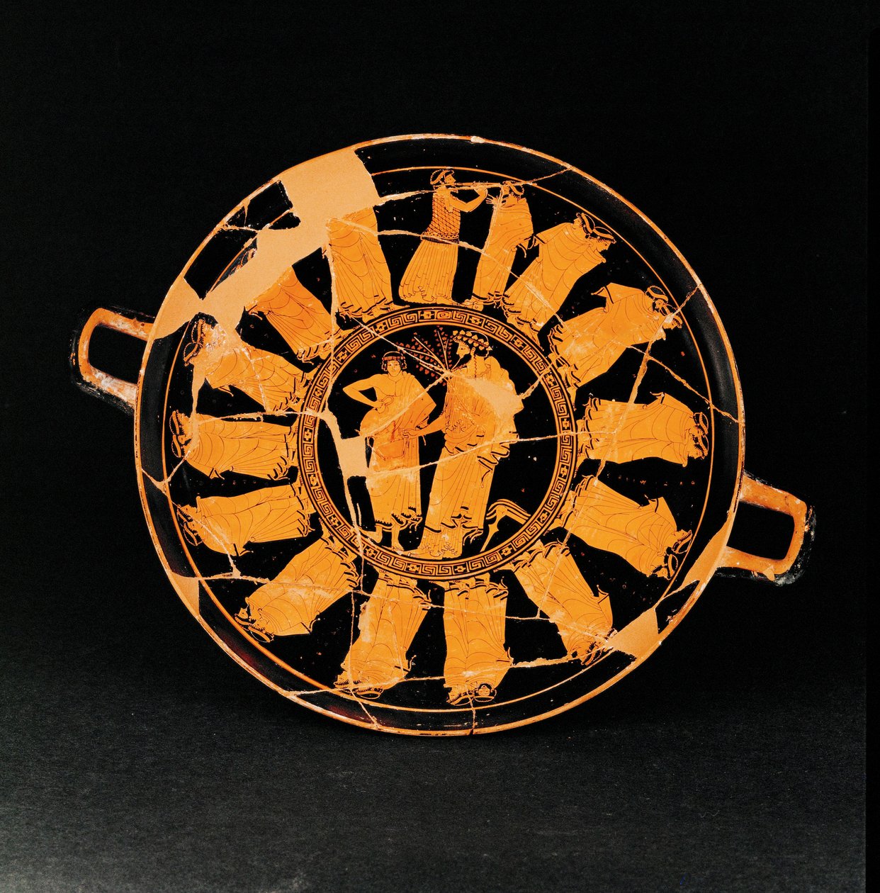 Zentralmedaillon: Dionysos wird von einem Jungen bedient von The Triptolemos Painter