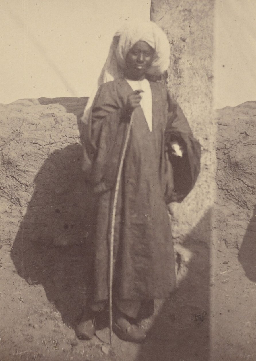 [Porträt eines jungen nordafrikanischen Mannes, der an einer Säule steht] von Théodule Devéria