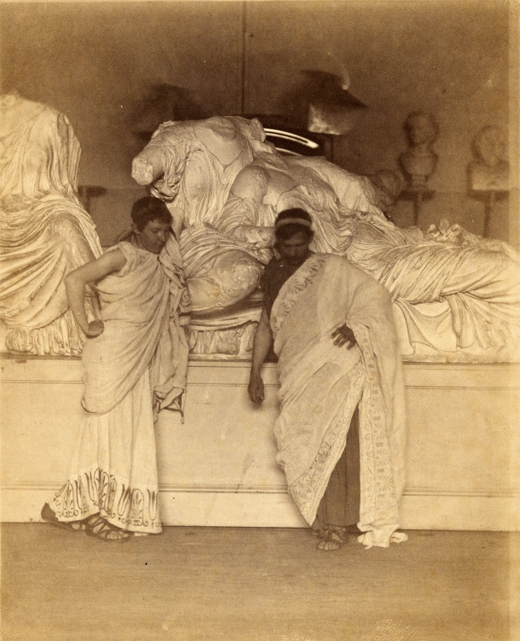 Zwei männliche Studenten in griechischer Tracht vor einem Gipsabguss der drei Schicksale aus den Elgin Marbles, ca. 1882-3 (Albumin-Silberdruck) von Thomas Eakins