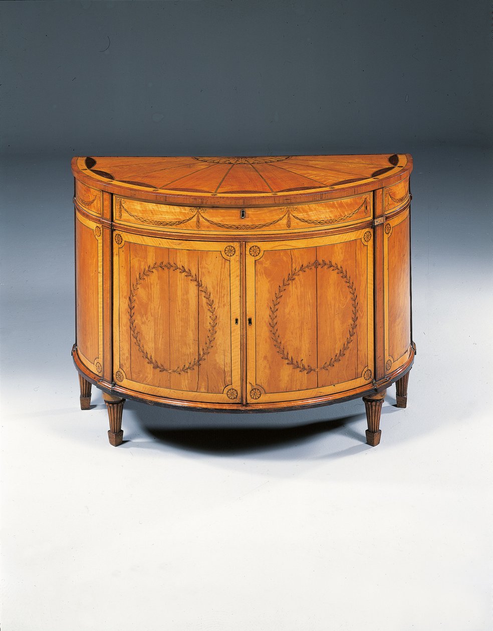 George III Marketerie Halbmond-Kommode, ca. 1760-79 von Thomas (attr.to) Chippendale