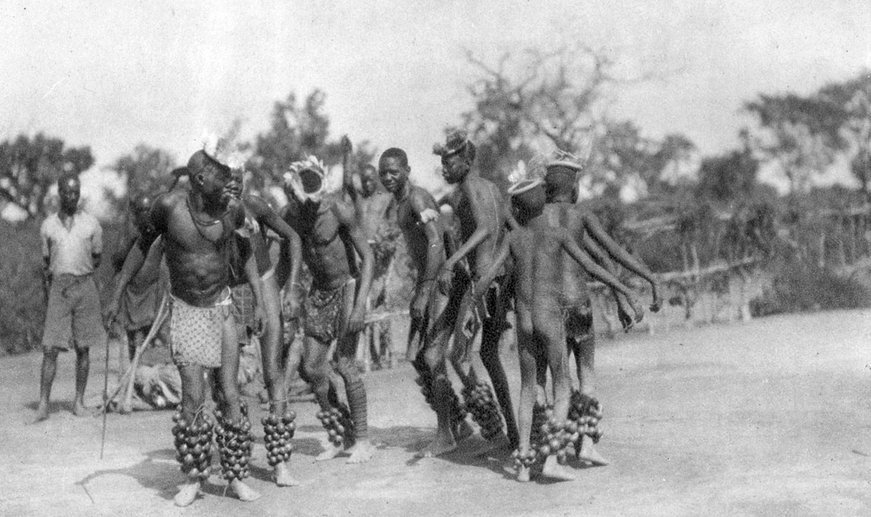 Ugandische Tänzer, Dodoma nach Mongalla, Uganda, 1925-1927 von Thomas A. Glover