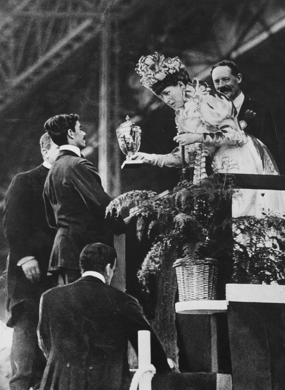 Königin Alexandra überreicht Dorando einen speziellen Pokal zur Erinnerung an seine große Anstrengung, den olympischen Marathon im Juli 1908 zu gewinnen von Thomas E. and Horace Grant Grant