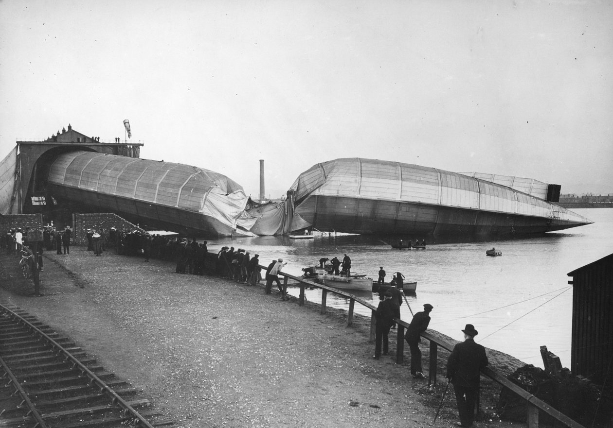 Wrack des größten Luftschiffs Großbritanniens, The Mayfly, in Barrow, 1911 von Thomas E. and Horace Grant Grant