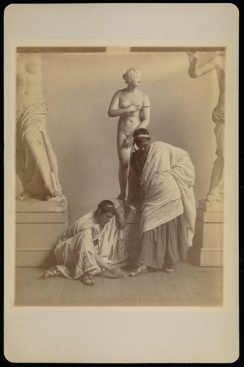 [Zwei männliche Studenten in griechischer Kostümierung vor einem Gipsabguss der Aphrodite im Gipsraum der Pennsylvania Academy] von Thomas Eakins