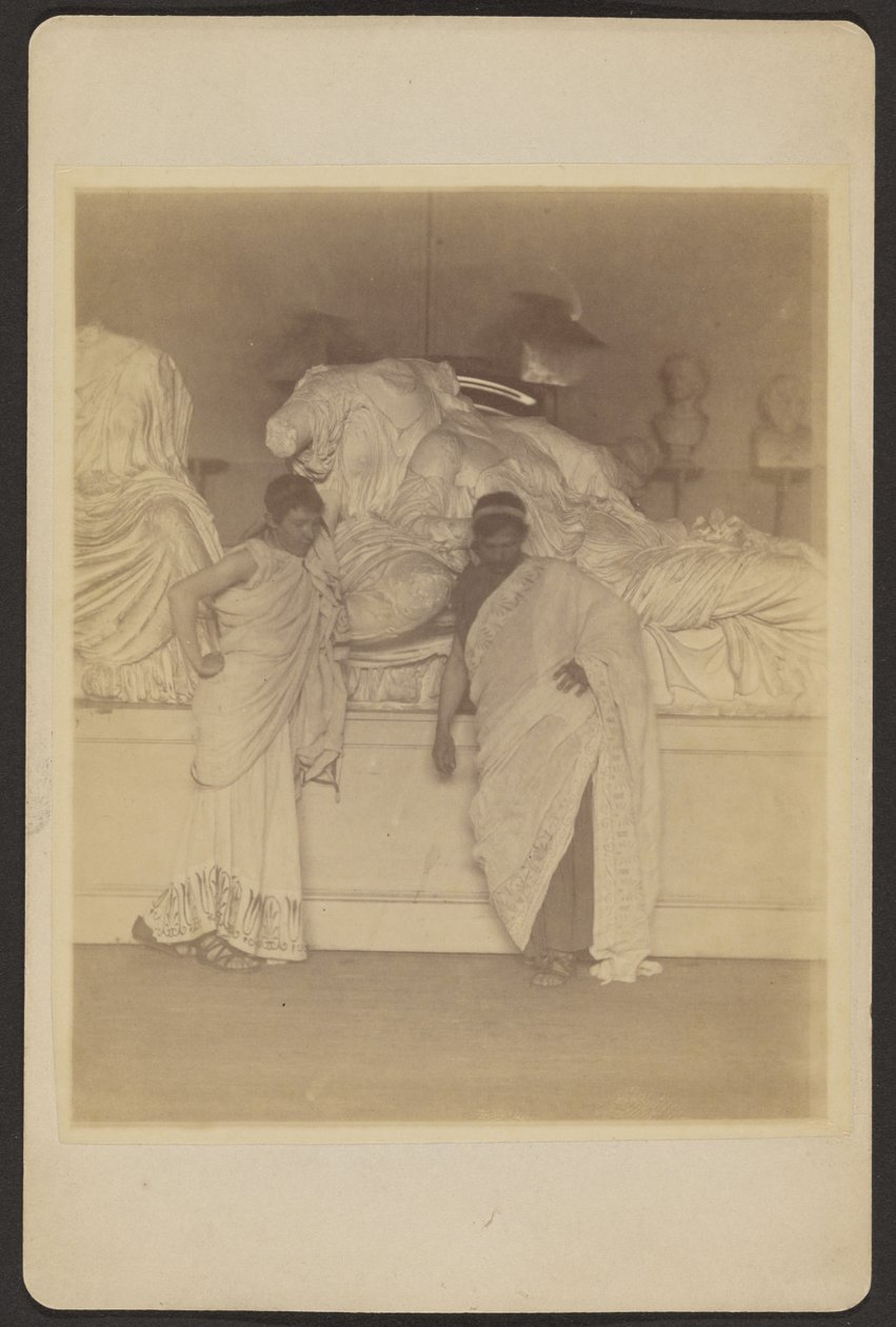 Zwei männliche Studenten in griechischem Kostüm vor einem Gipsabguss der drei Schicksale aus den Elgin Marbles von Thomas Eakins
