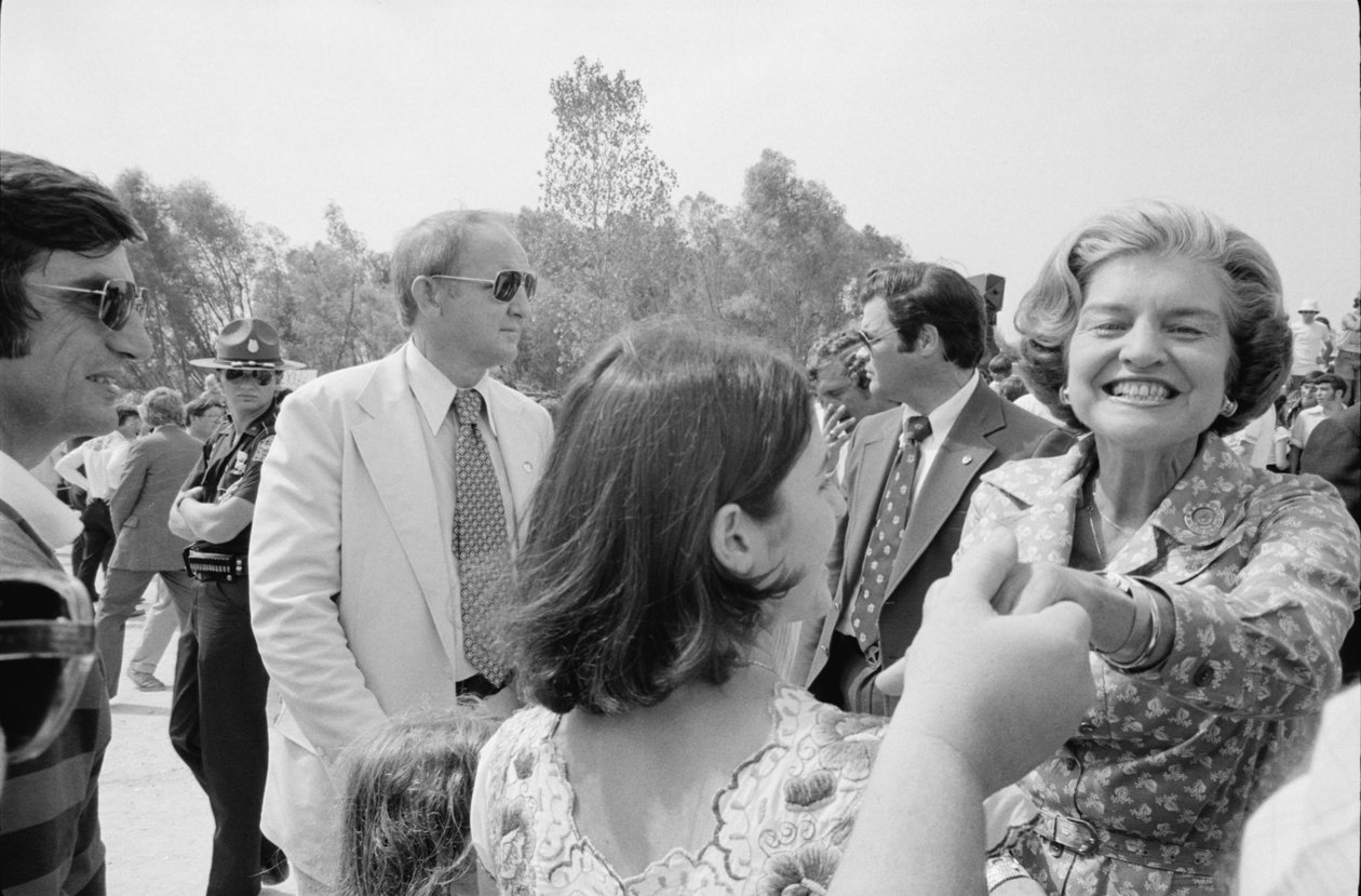 First Lady Betty Ford schüttelt Hände bei einem Wahlkampfauftritt im Süden von Thomas J. O