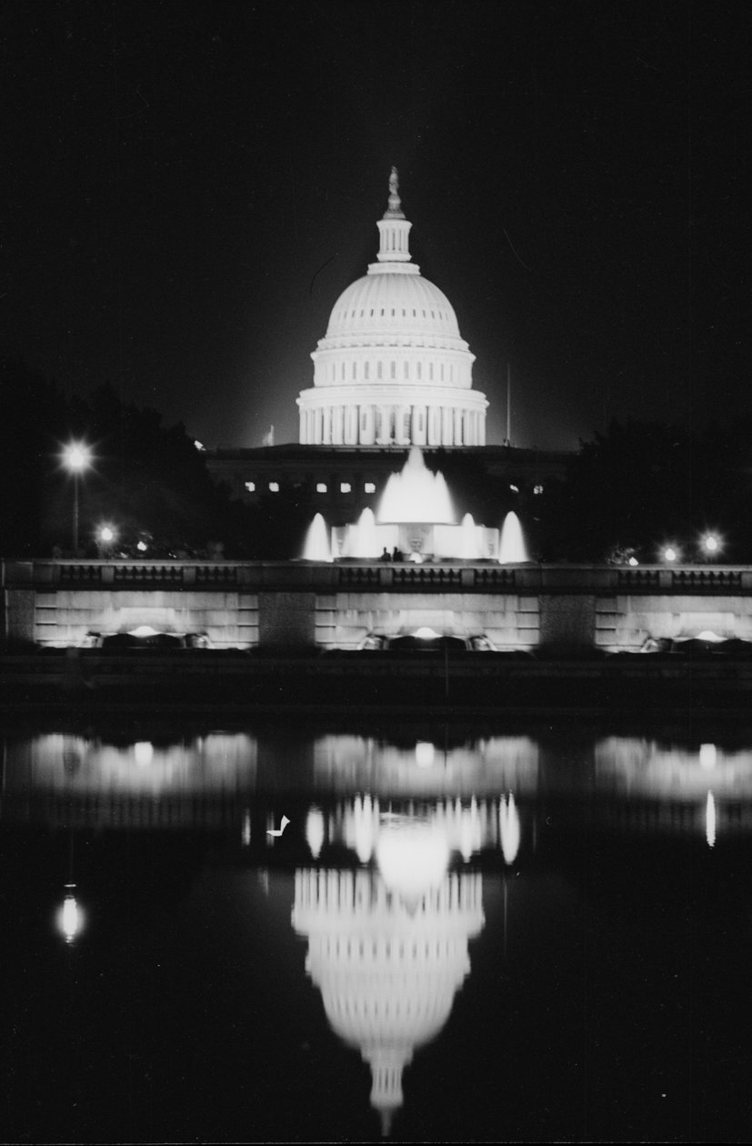 Westfront des US-Kapitols, reflektiert im Reflecting Pool bei Nacht von Thomas J. O