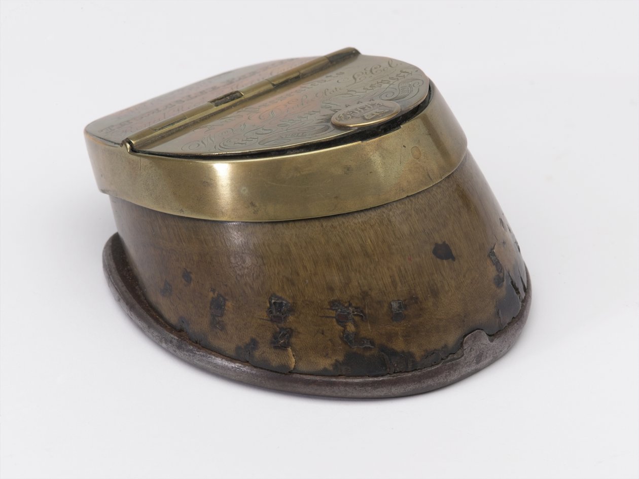 Tintenfass aus einem Pferdehuf, gehörte Captain William Tyrwhitt Drake, Royal Horse Guards, ca. 1829 von Thomas Lee