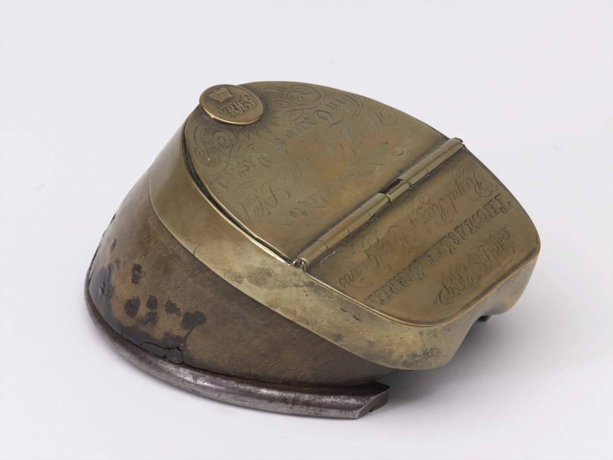 Tintenfass aus einem Pferdehuf, gehörte Kapitän William Tyrwhitt Drake, Royal Horse Guards, ca. 1829 von Thomas Lee