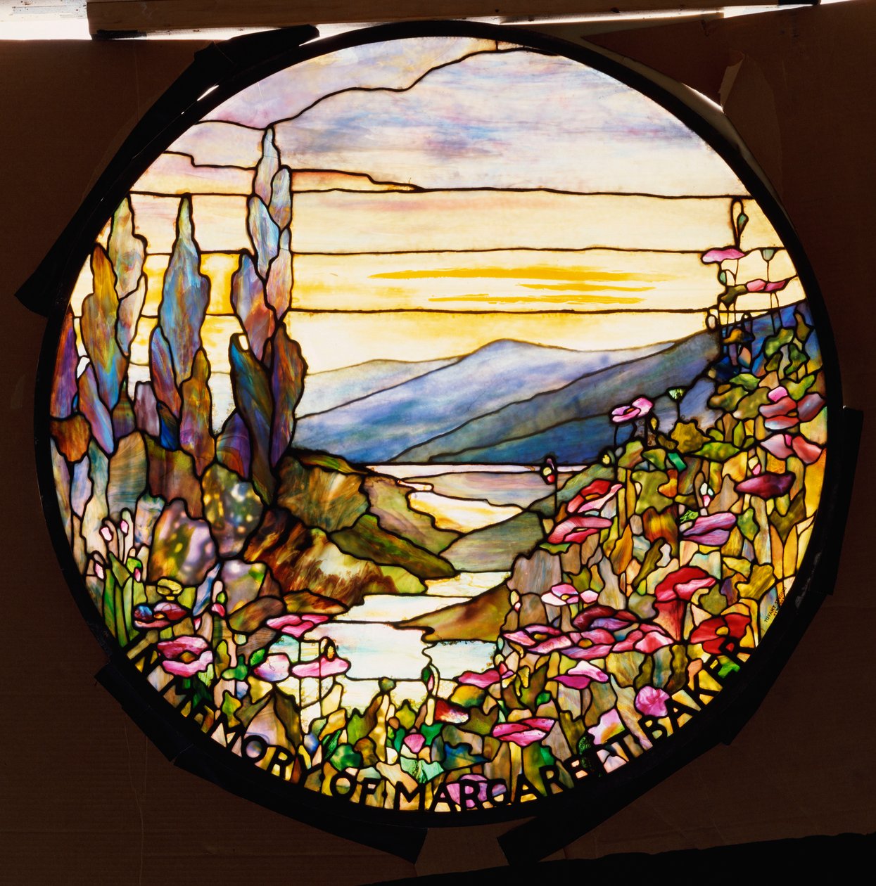 Fenster mit Sonnenuntergang und Bergen, Tiffany Studios, ca. 1900 von Tiffany Studios