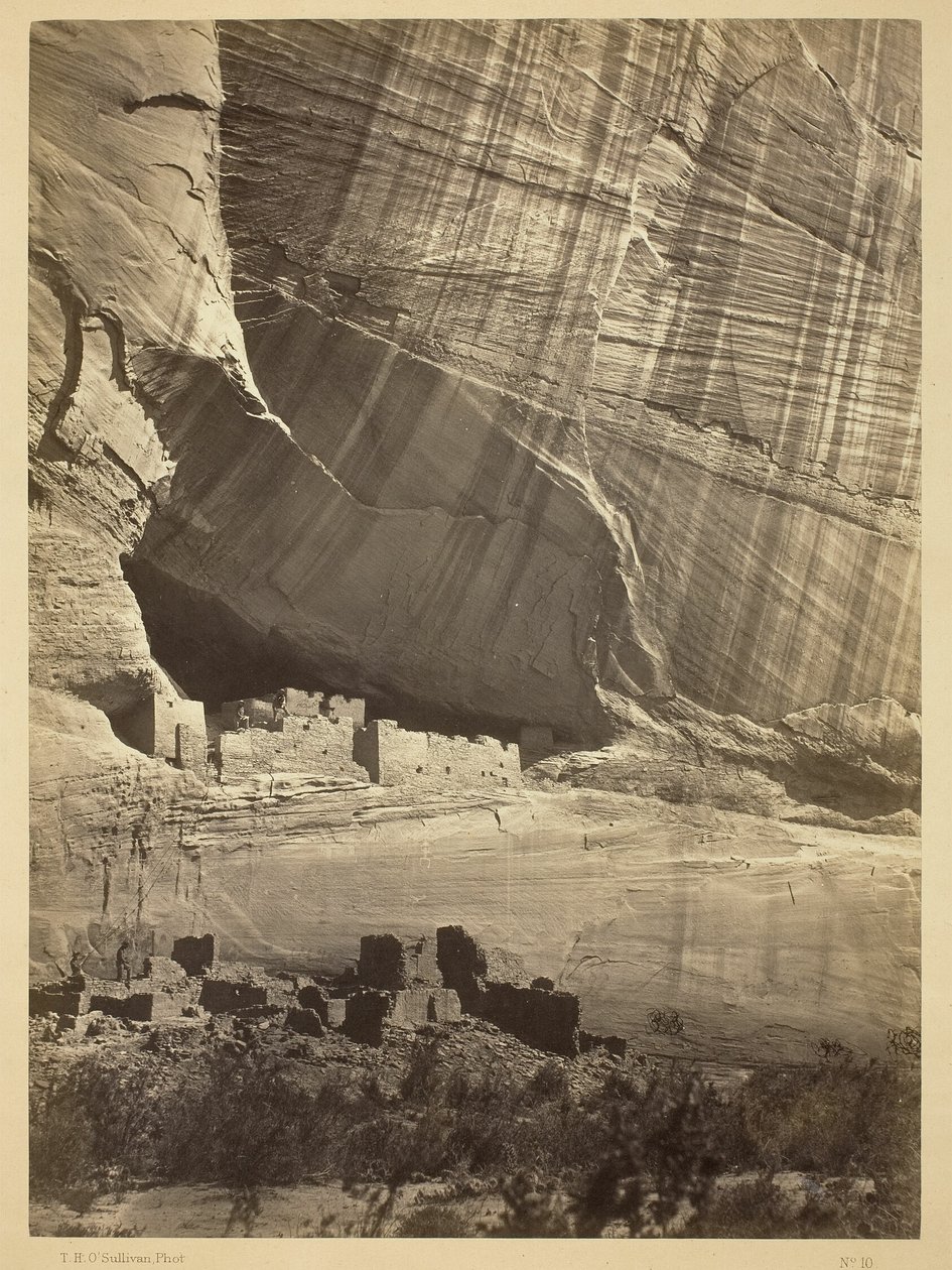 Antike Ruinen im Cañon de Chelle, N.M. In einer Nische 50 Fuß über dem heutigen Cañon-Bett. von Timothy O