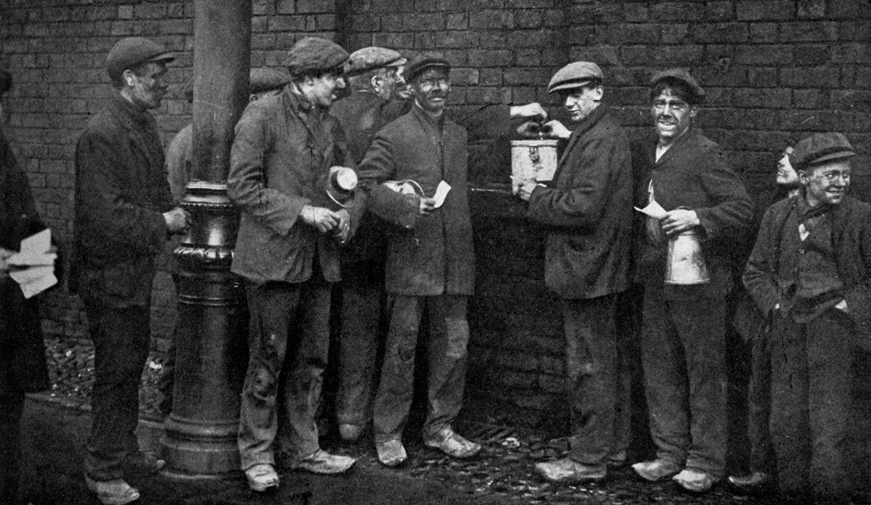 Abstimmung über den Kohlenstreik, Wheatsheaf Colliery, Pendlebury, Januar 1912, um 1920 von Topical Press Agency