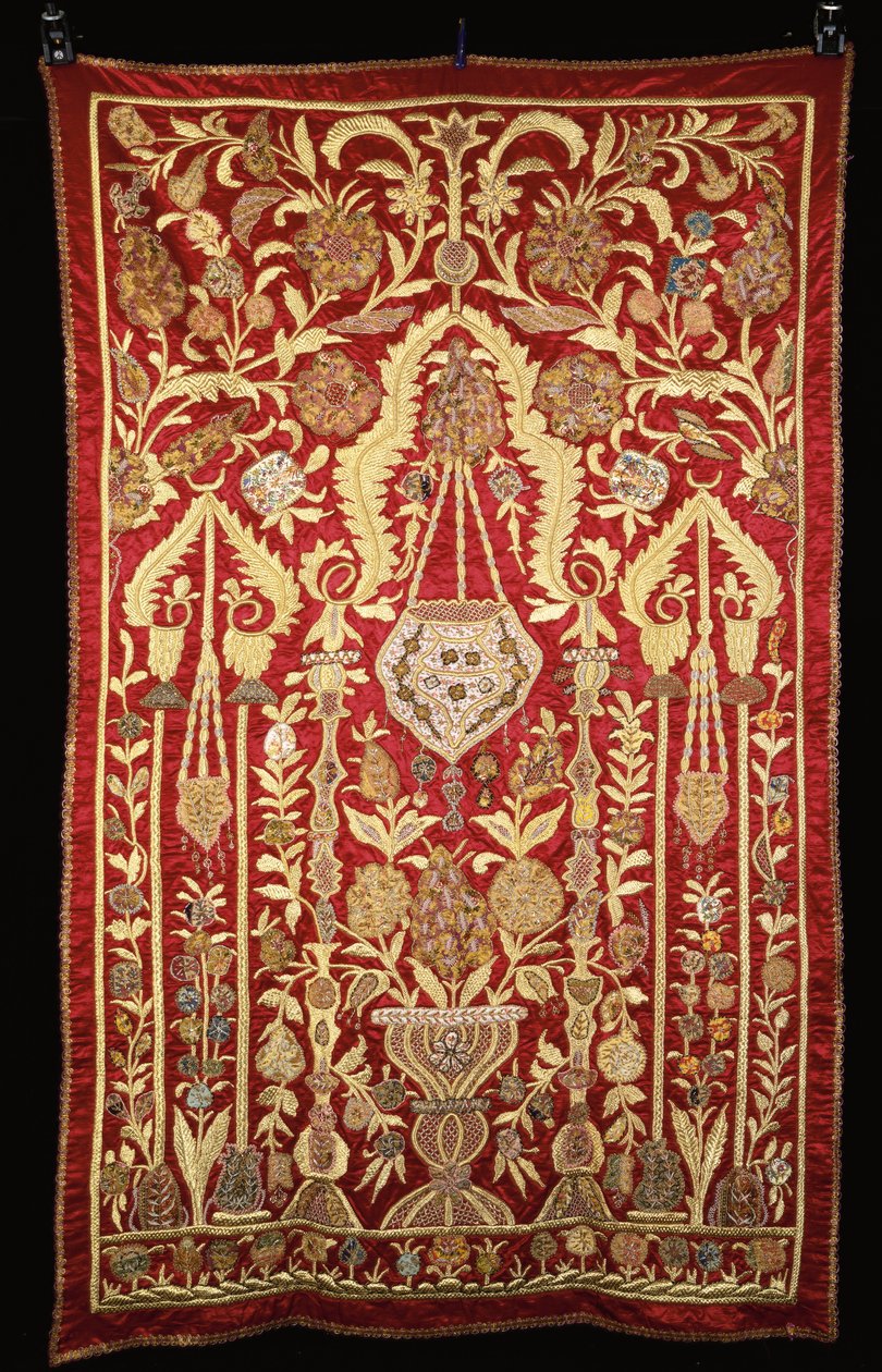 Ein Gebetsbogen aus rotem Satin, bestickt mit Gold- und Silberfäden und mit Brokaten appliziert von Turkish School