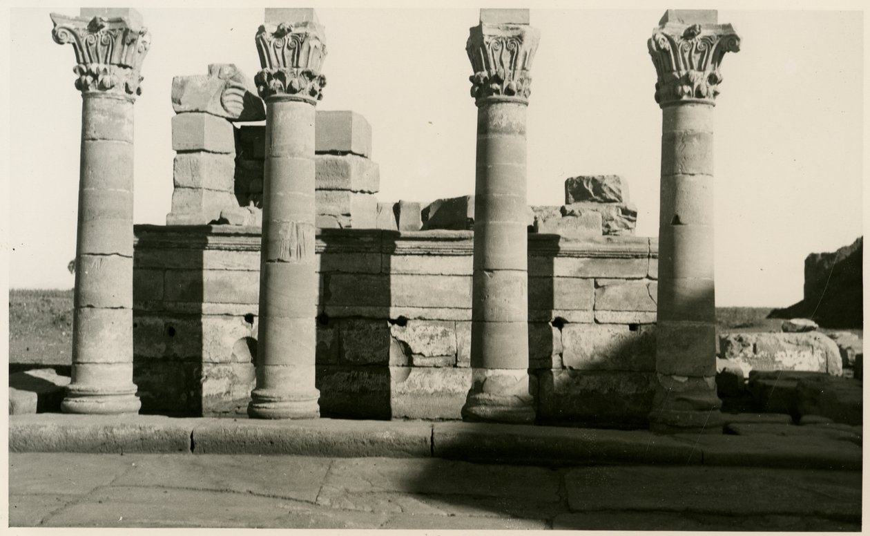 Kolonnade des römischen Nymphäums, Dendera, Ägypten, Fotografie von Ugo Monneret de Villard von Ugo Monneret de Villard