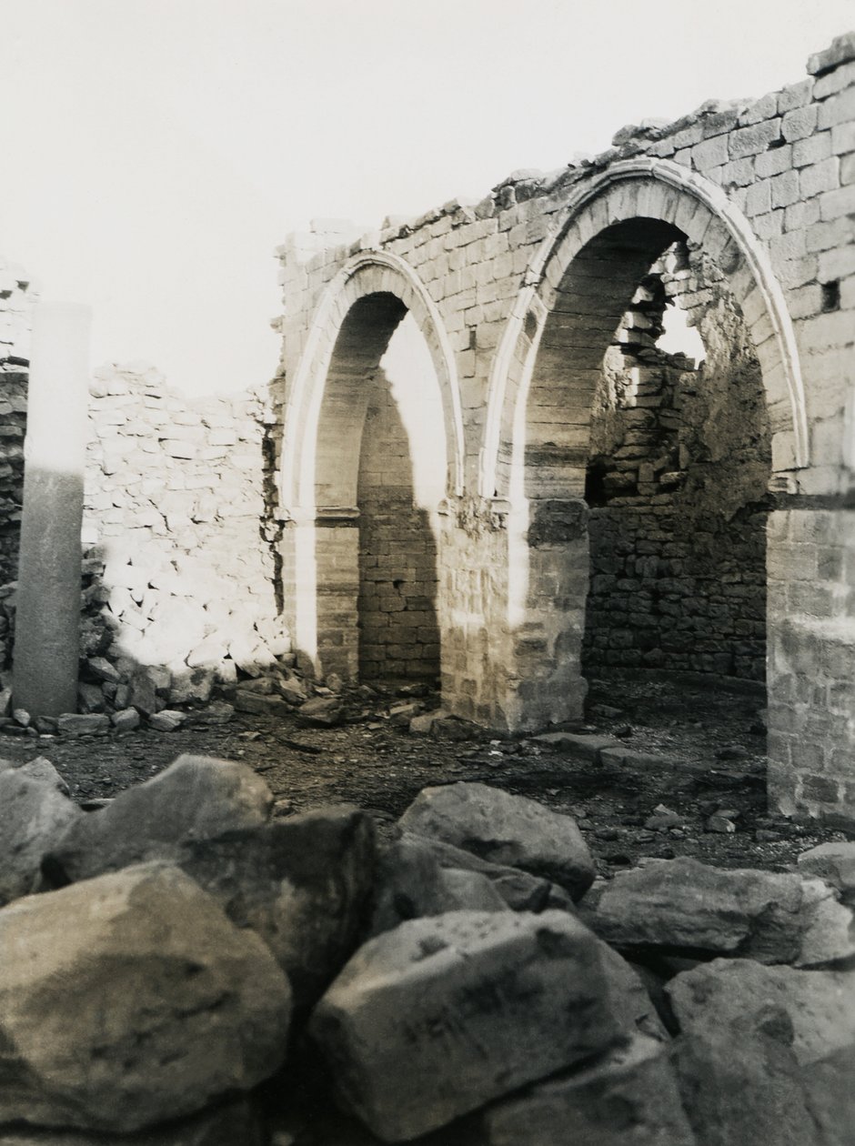 Säule und Bögen, Innenraum der christlichen Basilika der Jungfrau Maria gewidmet, Qasr Ibrim, Ägypten, Fotografie von Ugo Monneret de Villard von Ugo Monneret de Villard