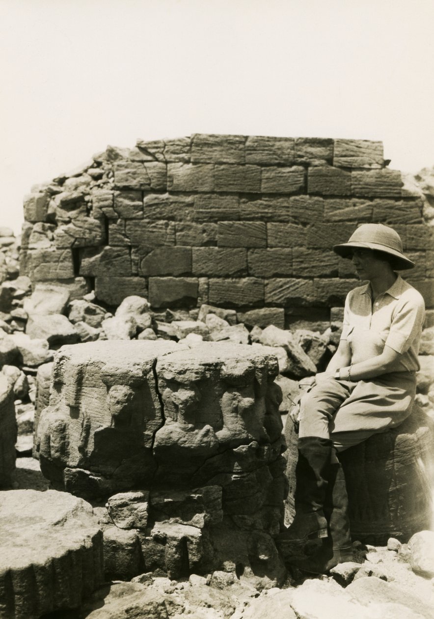 Säulenbasis mit göttlichen Figuren verziert, Großes Gehege, Musawwarat es Sufra, Sudan, Fotografie von Ugo Monneret de Villard von Ugo Monneret de Villard