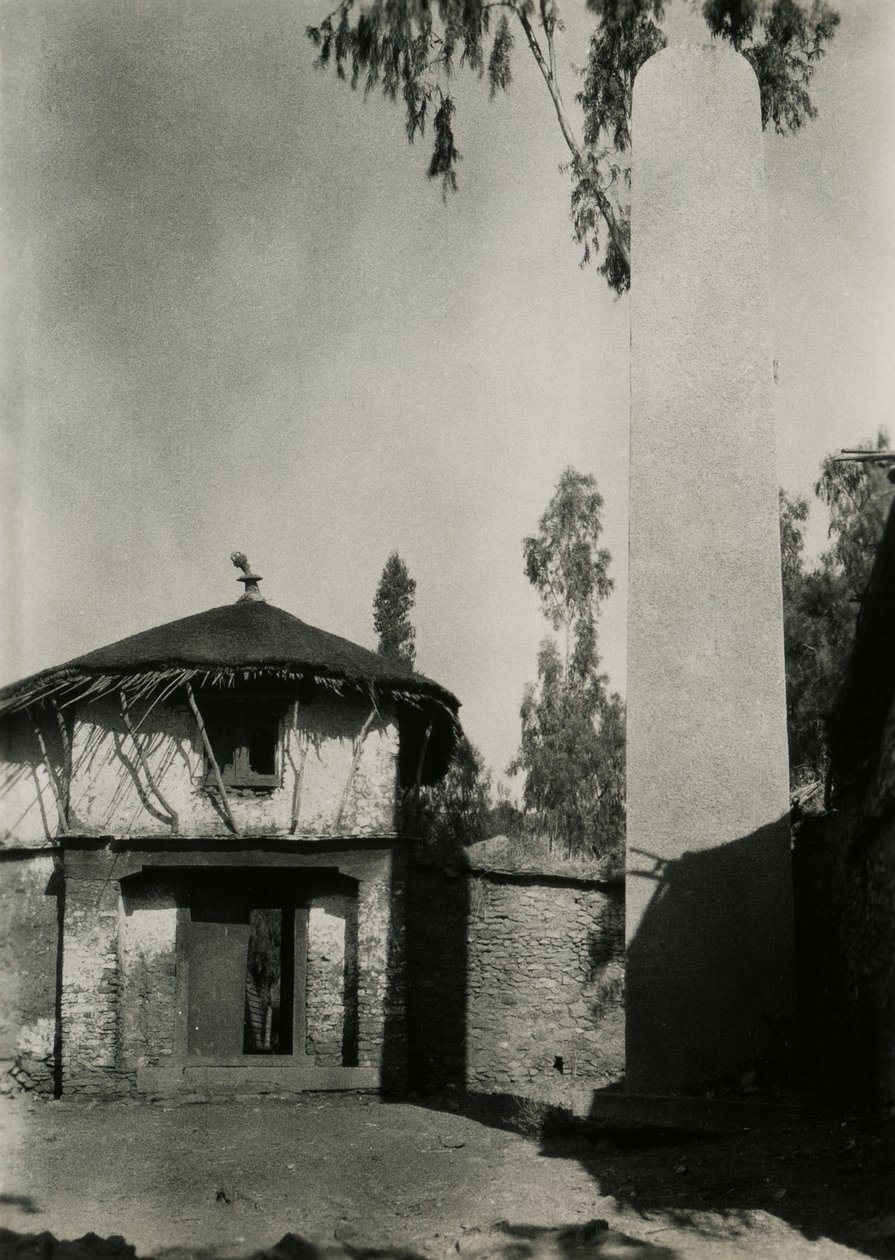 Haus neben Stele, Axum, Äthiopien, Fotografie von Ugo Monneret de Villard von Ugo Monneret de Villard
