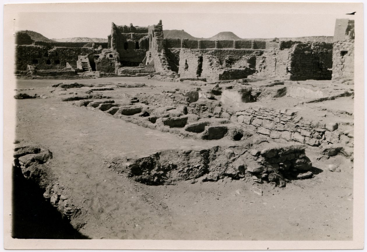 Innenraum des Klosters St. Simeon, Raum VI, Assuan, Ägypten, Fotografie von Ugo Monneret de Villard von Ugo Monneret de Villard