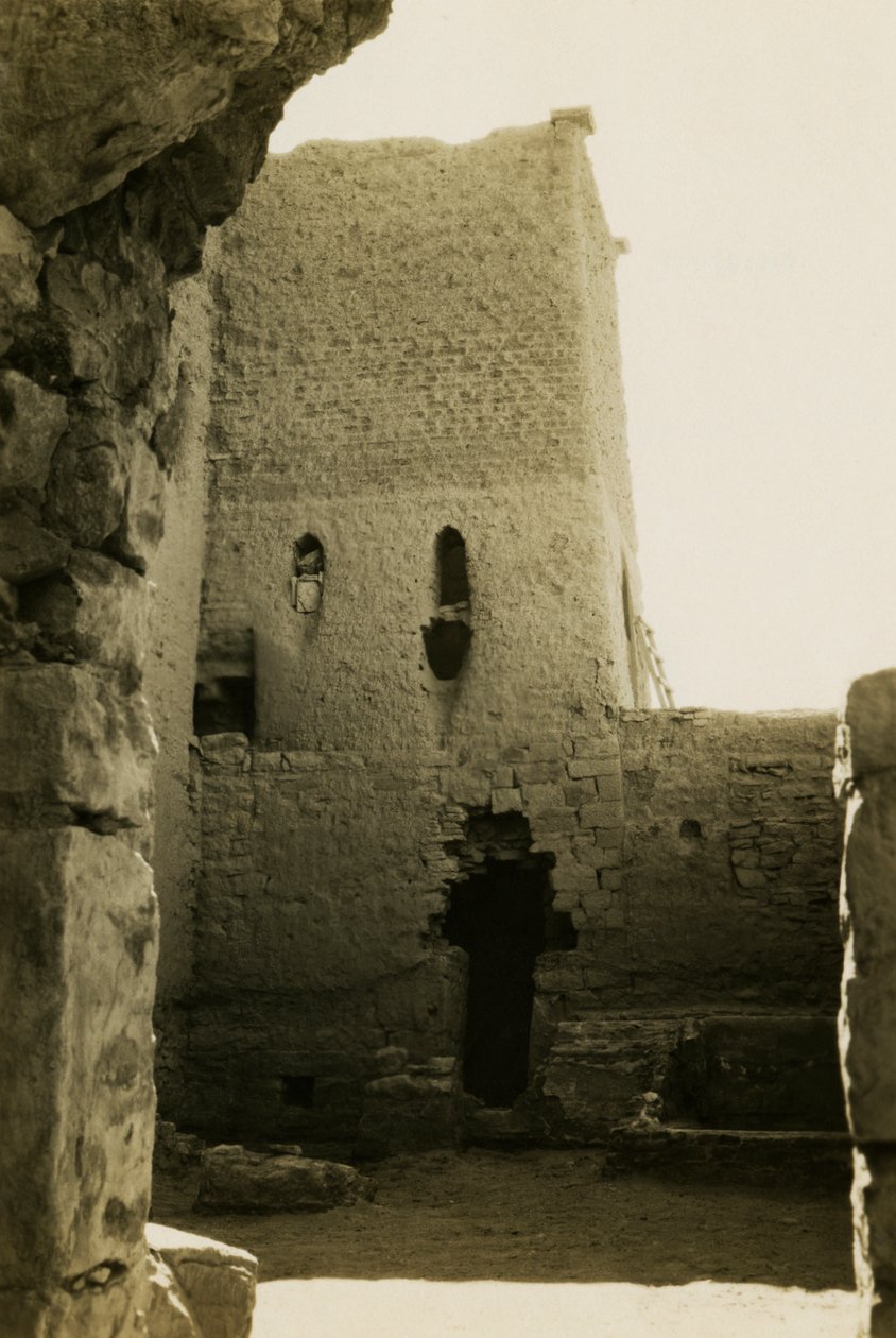 Innenraum des großen Turms (Qasr) des Klosters St. Simeon, Assuan, Ägypten, Fotografie von Ugo Monneret de Villard von Ugo Monneret de Villard