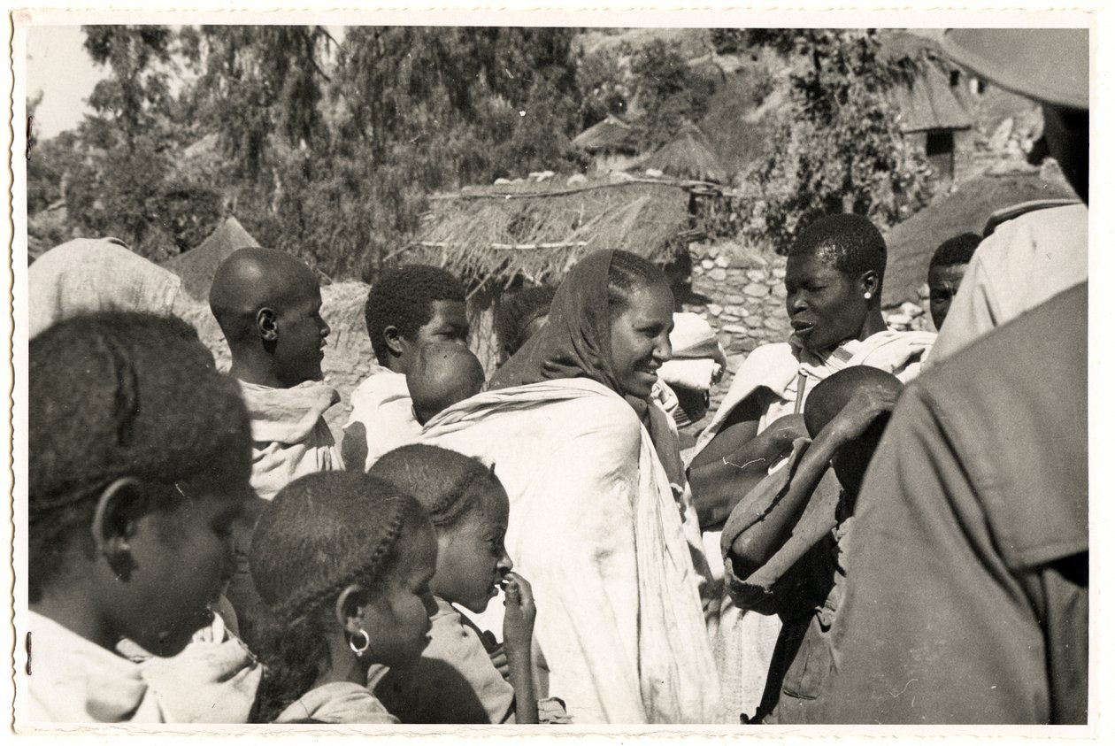 Männer, Frauen und Kinder in Axum, Äthiopien, Fotografie von Ugo Monneret de Villard von Ugo Monneret de Villard