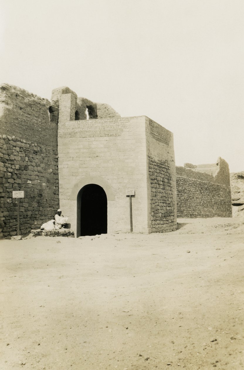 Kloster St. Simeon, Ansicht des Tores und des orientalischen Turms, Assuan, Ägypten, Fotografie von Ugo Monneret de Villard von Ugo Monneret de Villard