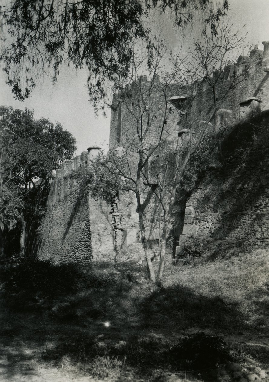 Außenmauer der Kirche Unserer Lieben Frau Maria von Zion, Axum, Äthiopien, Fotografie von Ugo Monneret de Villard von Ugo Monneret de Villard