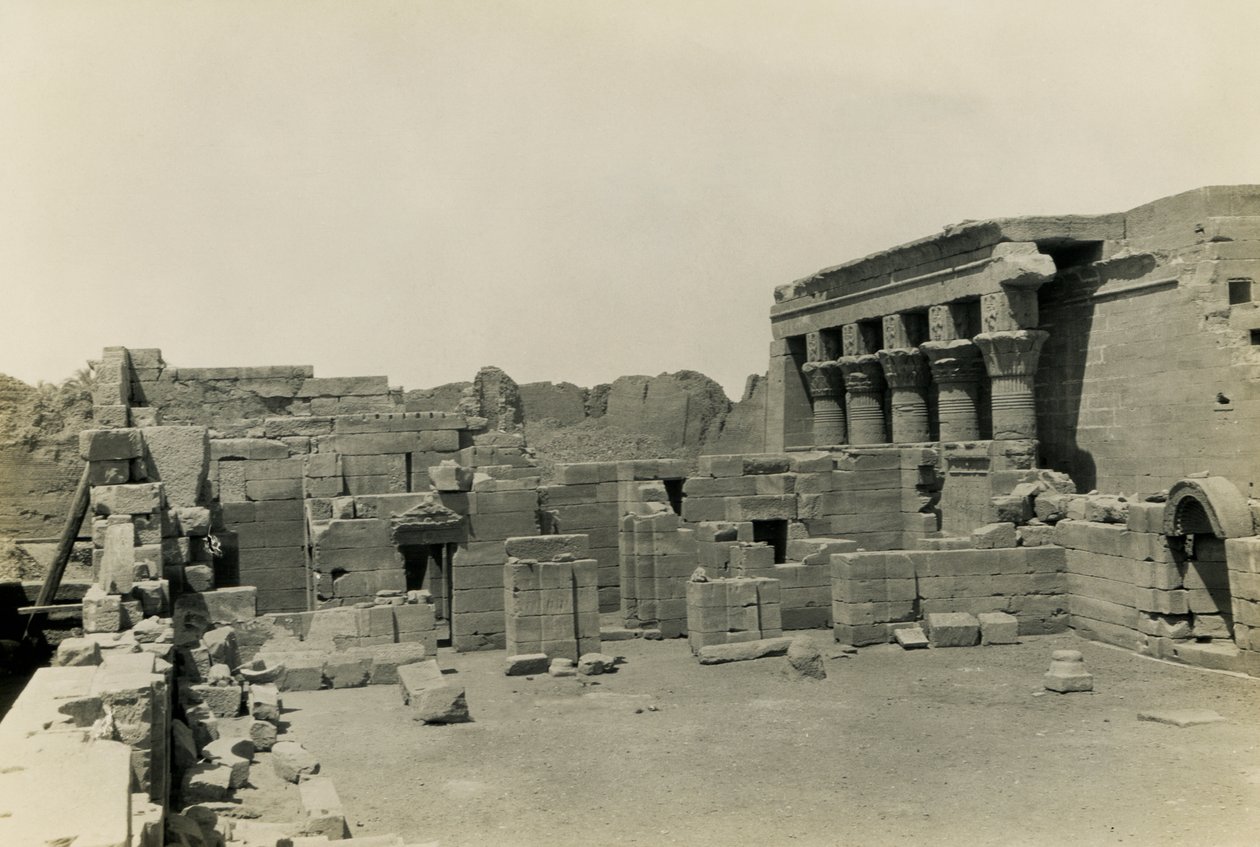 Ruinen der koptischen Kirche nahe Hathor-Tempel, Dendera, Ägypten, Foto von Ugo Monneret de Villard von Ugo Monneret de Villard
