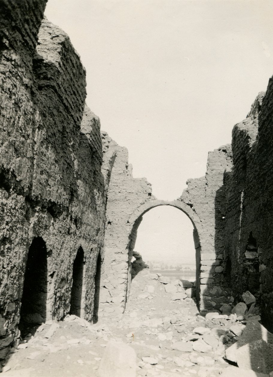 Ruinen einer Kirche nahe des Nils, Blick auf das Innere, Adendan, Ägypten, Fotografie von Ugo Monneret de Villard von Ugo Monneret de Villard
