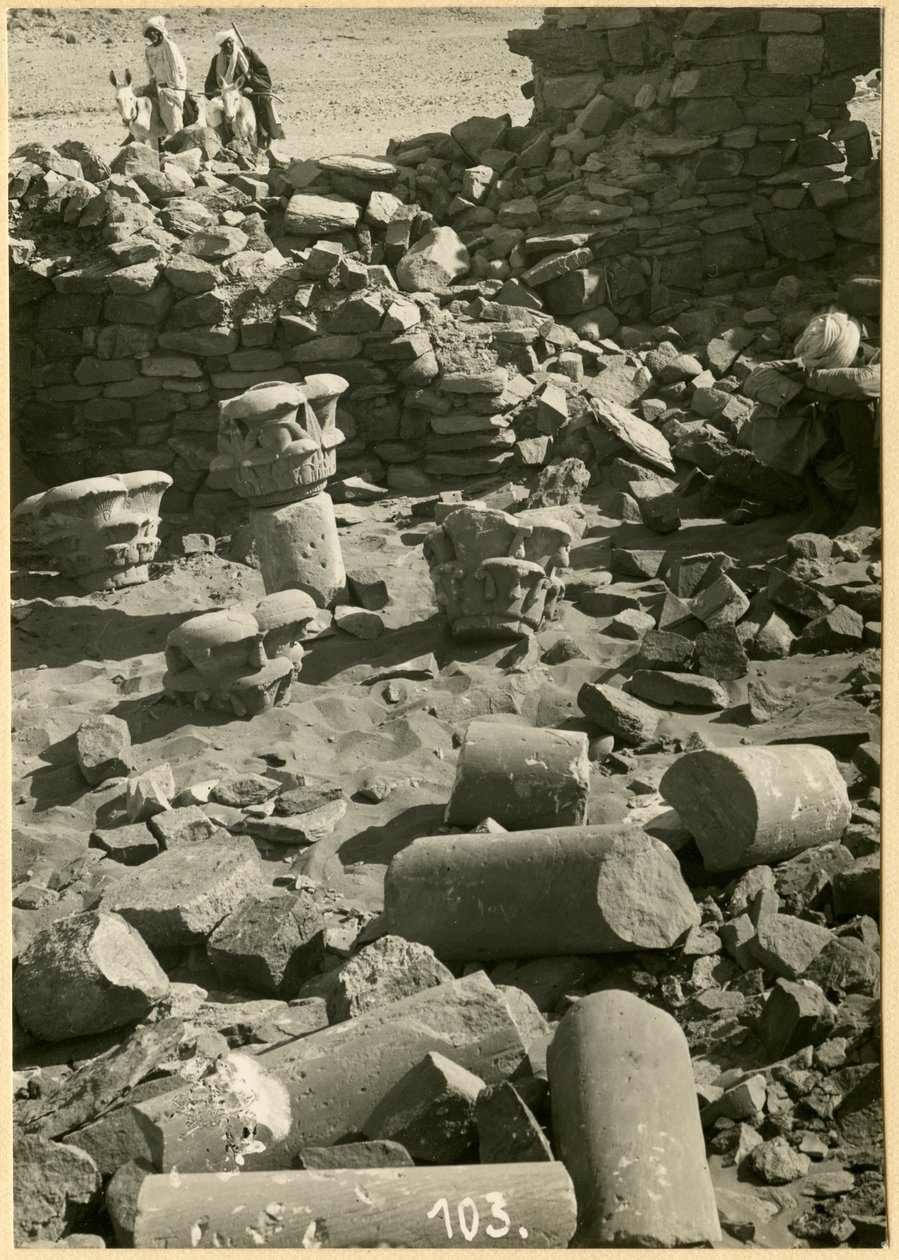 Ruinen der mittelalterlichen Kirche von Serreh, Sitte Gasma, Sudan, Fotografie von Ugo Monneret de Villard von Ugo Monneret de Villard