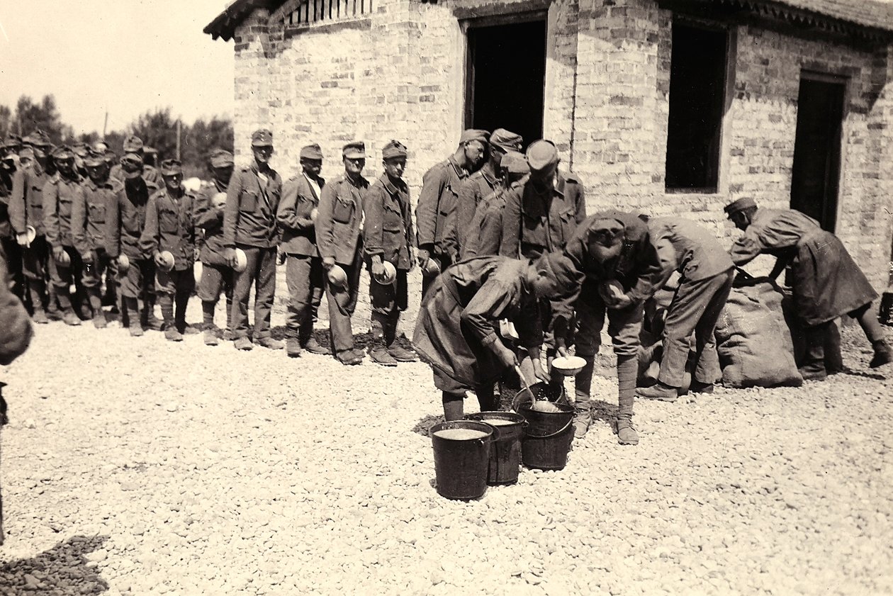 Österreichische Gefangene in Bagnaria Arsa, Udine, Italien, 02.04.1916 von Ugo Ojetti