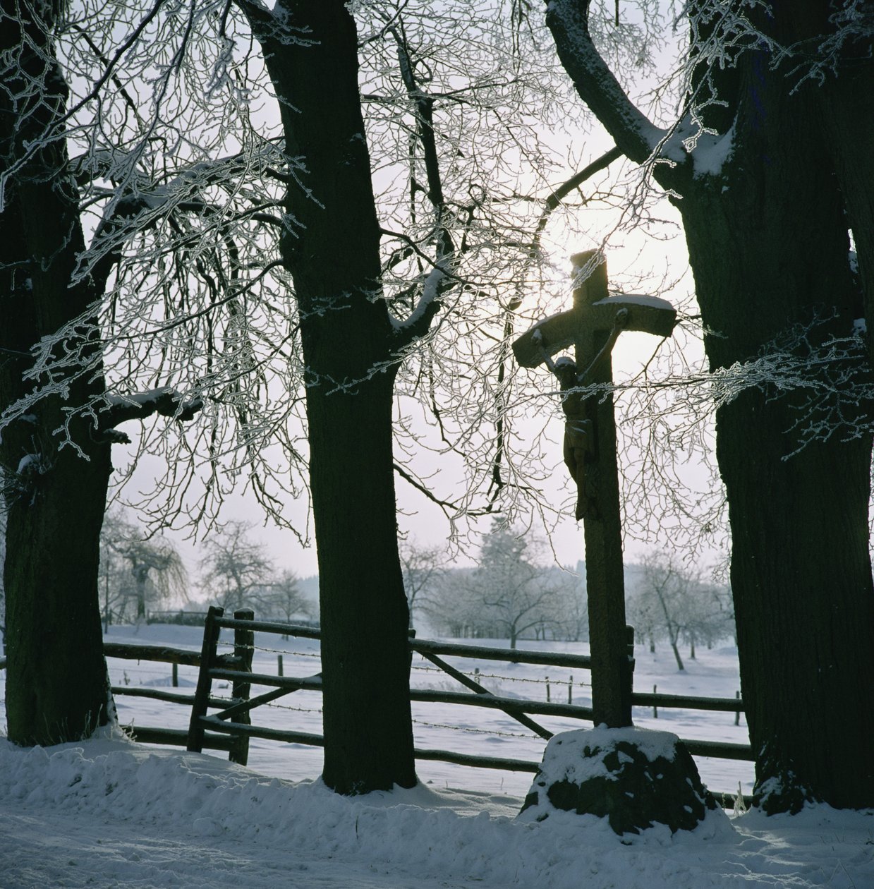 Kreuz im Schnee bei Winterberg, Deutschland von Unbekannt Unbekannt