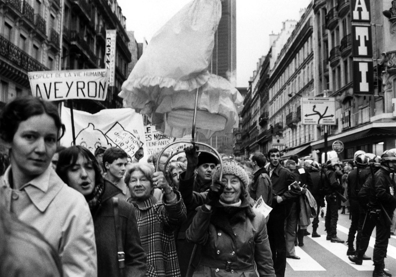 Demonstration gegen Abtreibung in Paris am 19. November 1979: hier Demonstranten mit einer Wiege von Unbekannt Unbekannt