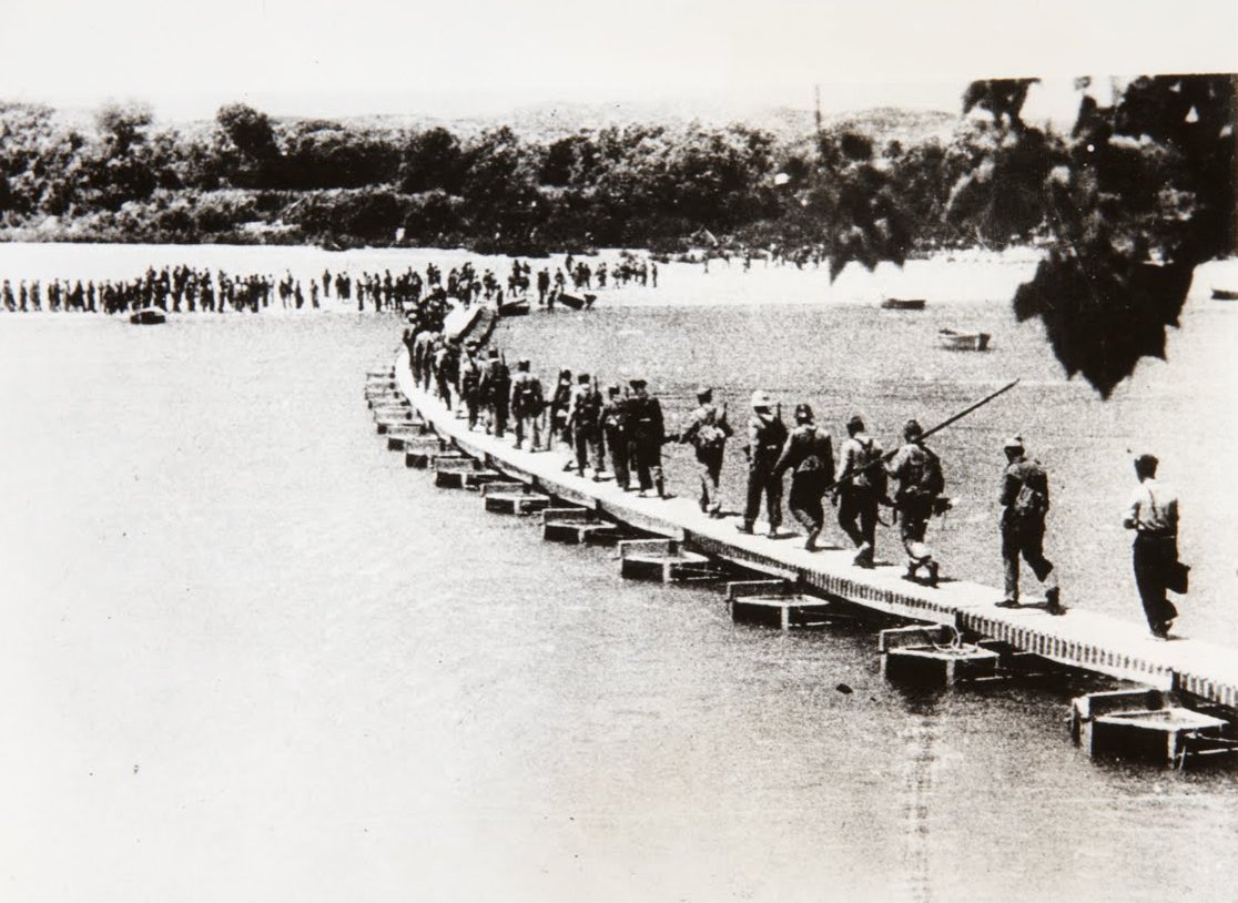Truppen der spanischen Regierung überqueren den Ebro von Unbekannt Unbekannt