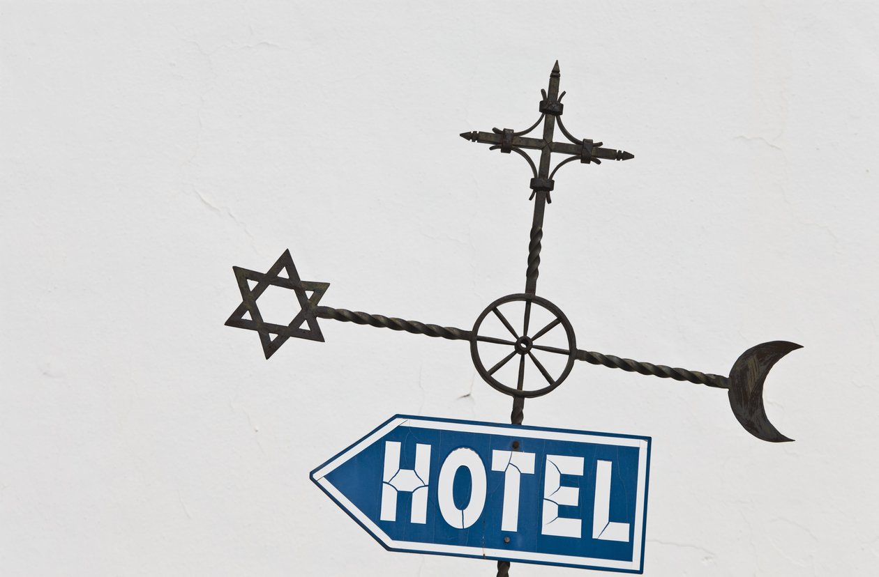 Straßenschild mit jüdischen, christlichen und islamischen Symbolen von Unbekannt Unbekannt