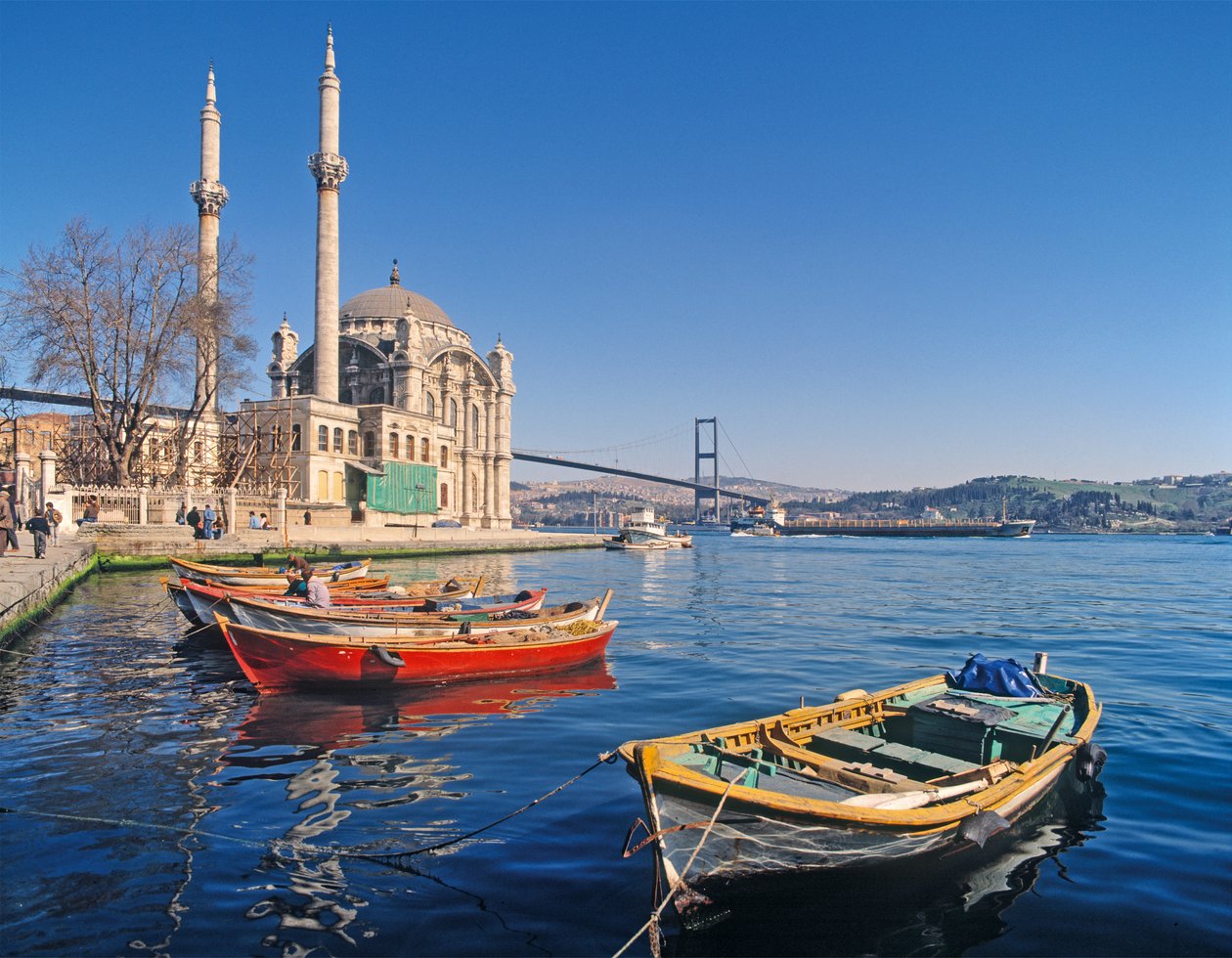 Ansicht der Moschee von Abdulmecid in Ortakoy mit der Bosporus-Brücke im Hintergrund von Unbekannt Unbekannt