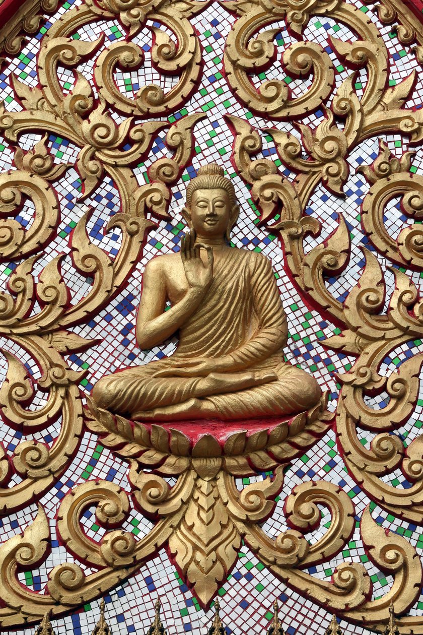 Eingangstür verziert mit Goldreliefs. Der lehrende Buddha zeigt einen besonderen Moment im Leben des Buddha, nämlich die erste Predigt nach der Erleuchtung von Unbekannt