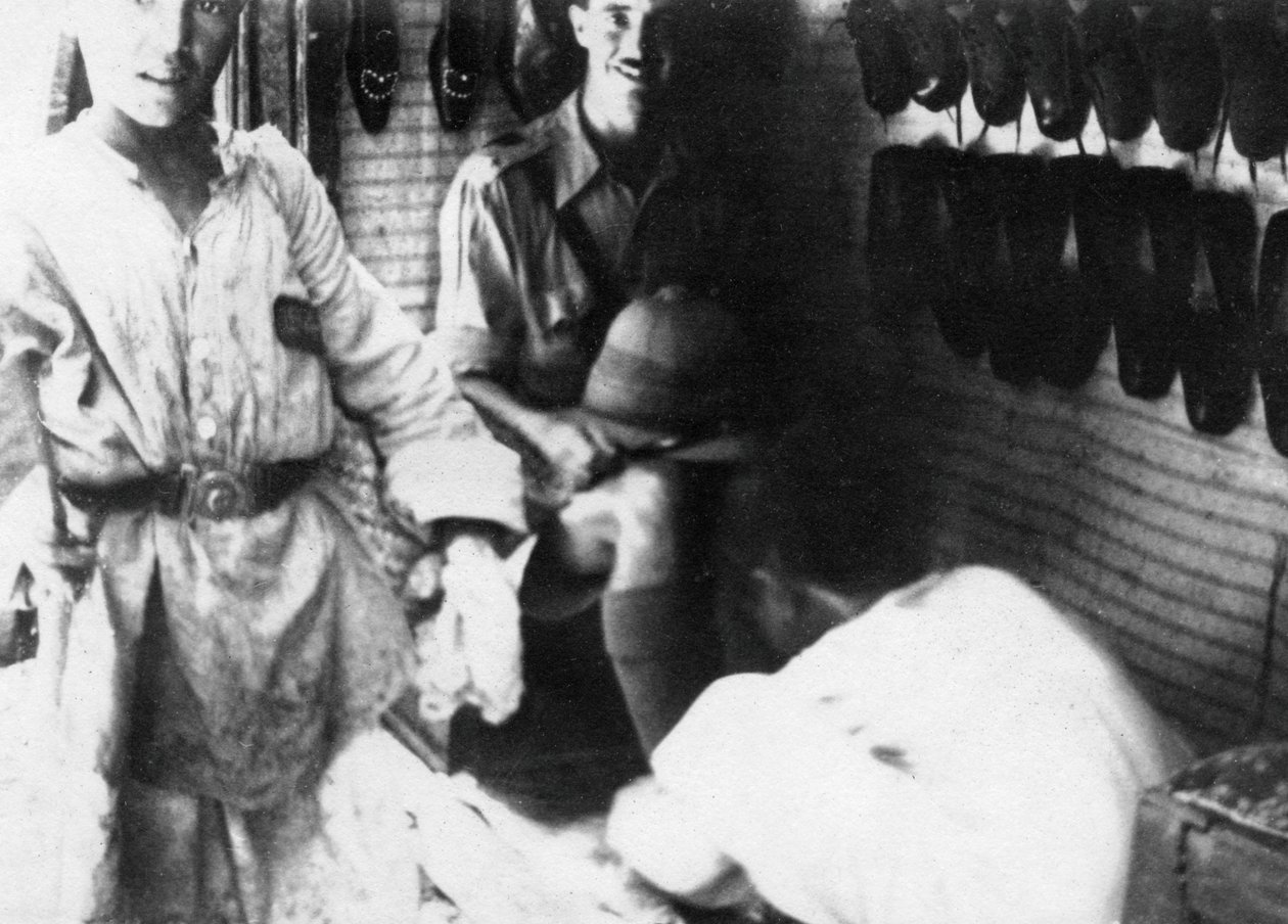 Ein britischer Offizier in einem Schuhgeschäft, Bagdad, Mesopotamien, Erster Weltkrieg, 1918 von Unbekannt