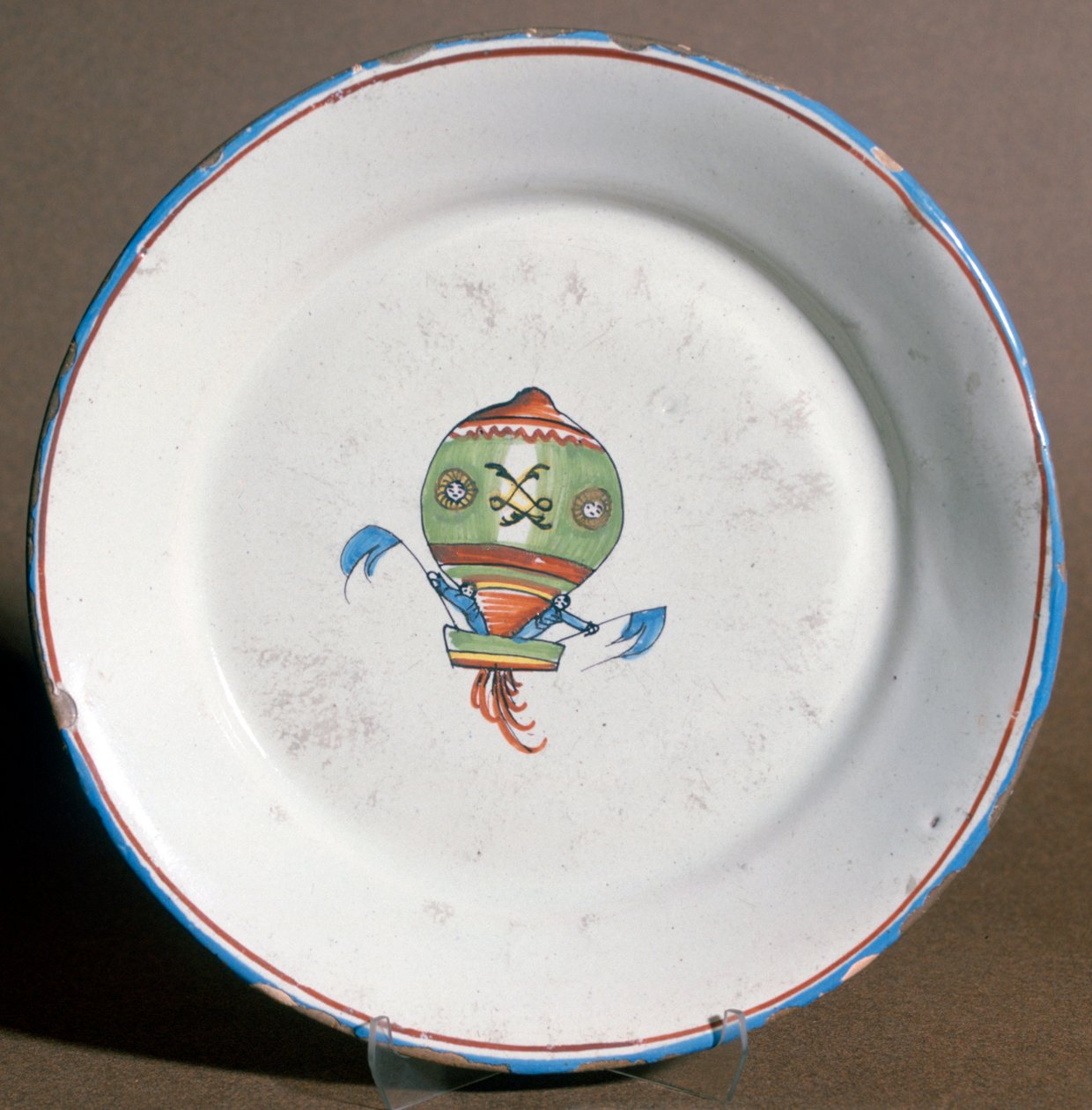 Ein französischer Fayenceteller mit Aeronauten mit Flaggen, 1785 von Unbekannt