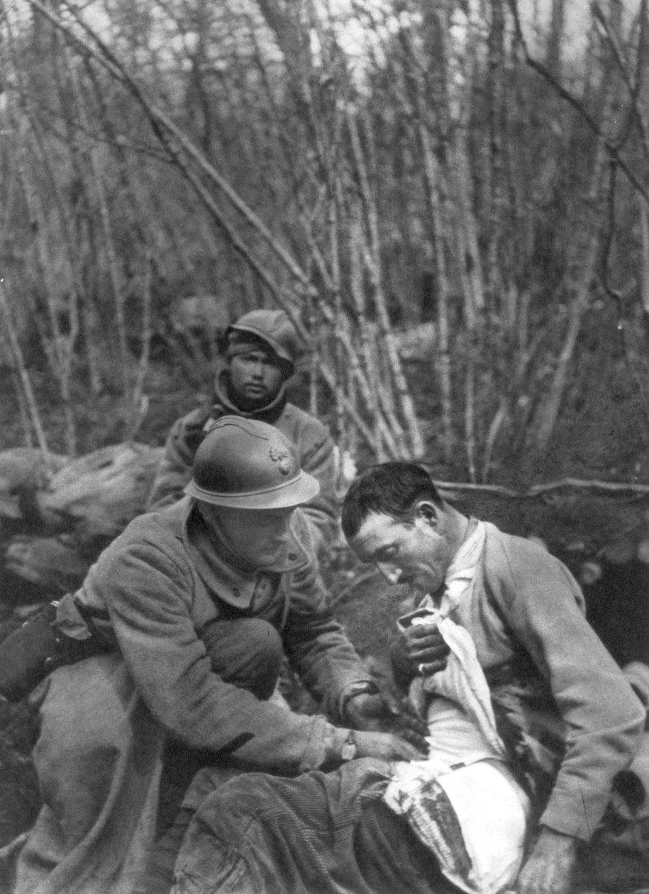 Ein französischer Soldat wird behandelt, Erster Weltkrieg, Frankreich, 1916 von Unbekannt