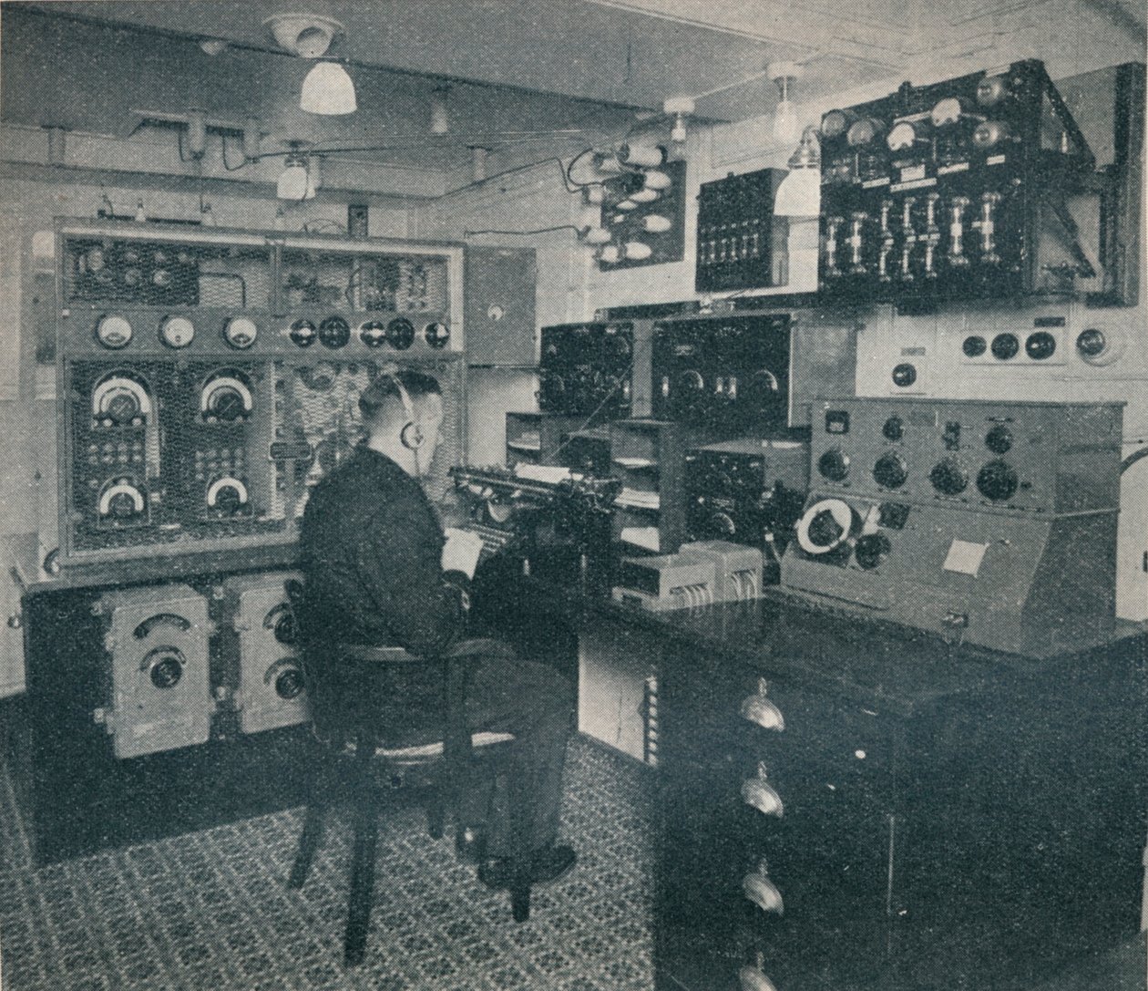 Ein Marconi-Funkoperator empfängt Funknachrichten, während die Empress of Britain den Atlantik überquert von Unbekannt