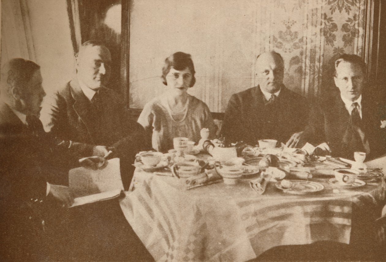 Eine Mahlzeit an Bord des Graf Zeppelin während des Fluges über den Atlantik, 1927 von Unbekannt