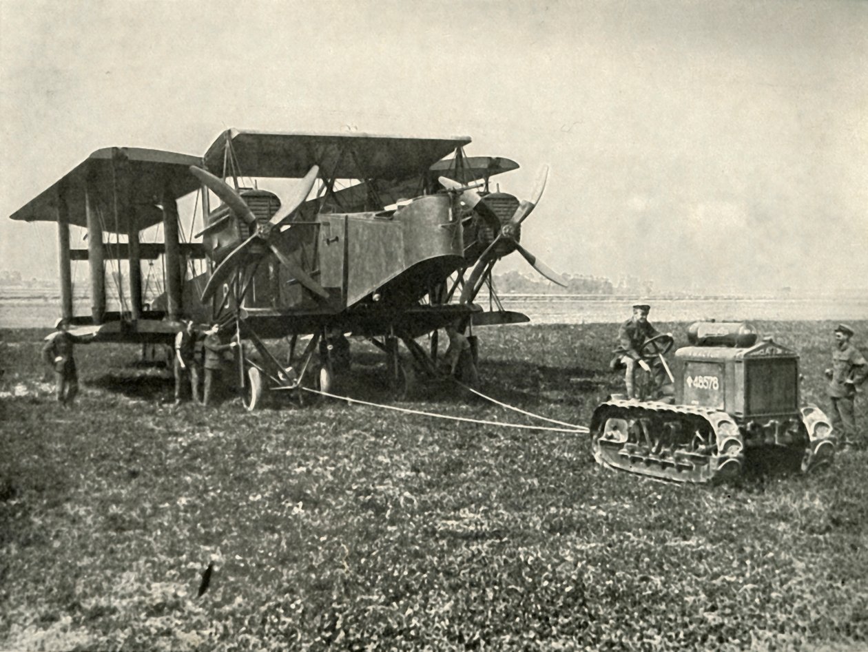 Ein kleiner Motortraktor bringt eine riesige R.A.F. Bombenmaschine in Position..., 1919 von Unbekannt
